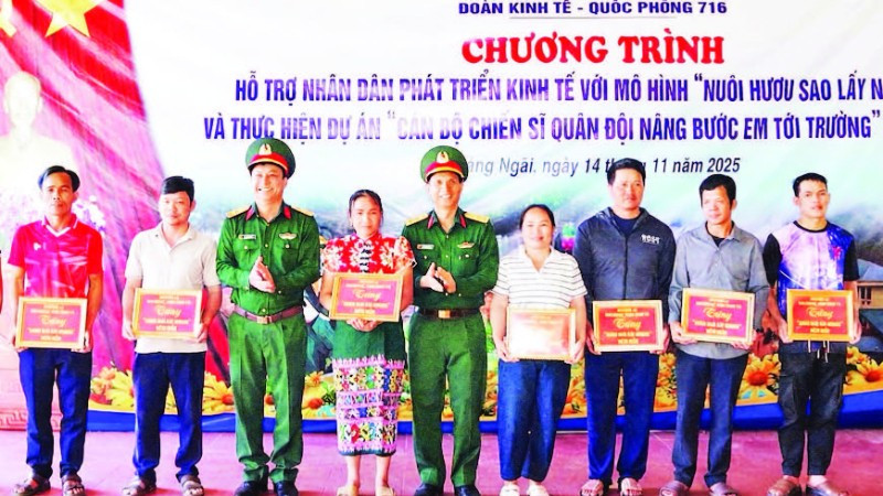 Đoàn Kinh tế-Quốc phòng 716 trao bảng tượng trưng cặp hươu giống cho người dân.