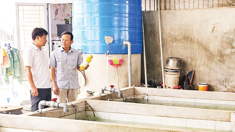 Ông Nguyễn Văn Tý (bên phải), ở xã Tân Hòa, dùng tiền nghỉ chế độ theo Nghị định 178/2024/NĐ-CP để tăng gia sản xuất.