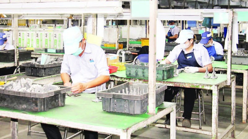 Công nhân làm việc tại Công ty trách nhiệm hữu hạn JUKI (chuyên sản xuất linh kiện máy khâu) tại Khu chế xuất Tân Thuận, phường Tân Thuận, Thành phố Hồ Chí Minh. (Ảnh THẾ ANH)