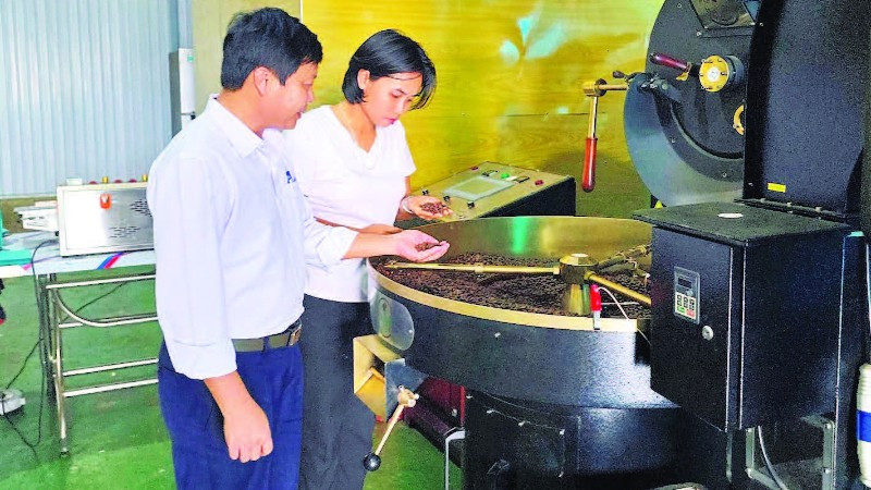 Chính quyền xã Ia Phí vận động chị Rơ Châm Awưnh hoàn chỉnh hồ sơ để hướng đến OCOP đạt 4 đến 5 sao.