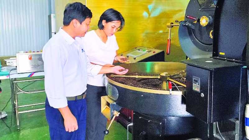 Chính quyền xã Ia Phí vận động chị Rơ Châm Awưnh hoàn chỉnh hồ sơ để hướng đến OCOP đạt 4 đến 5 sao.