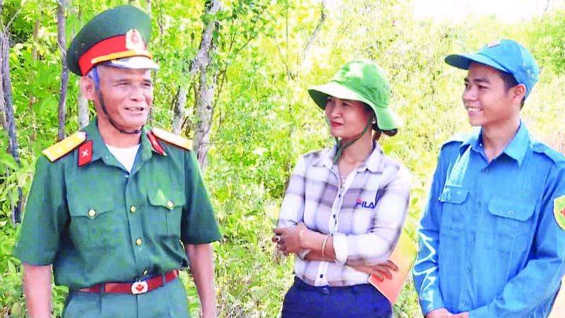 Chị Điểu Thị Prợt, cán bộ xã Cát Tiên 3, tỉnh Lâm Đồng trao đổi công việc cùng cựu chiến binh xã.