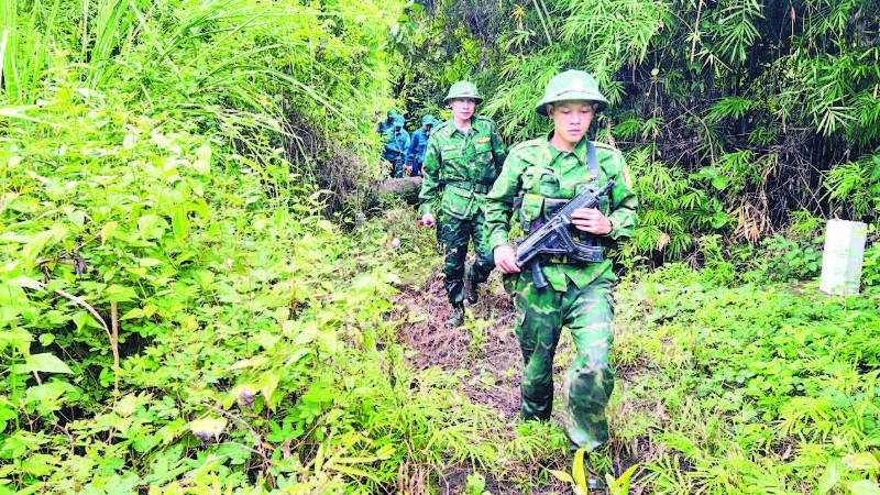 Cán bộ, chiến sĩ Đồn Biên phòng Cửa khẩu Lệ Thanh tuần tra biên giới.