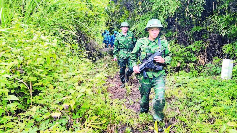 Cán bộ, chiến sĩ Đồn Biên phòng Cửa khẩu Lệ Thanh tuần tra biên giới.