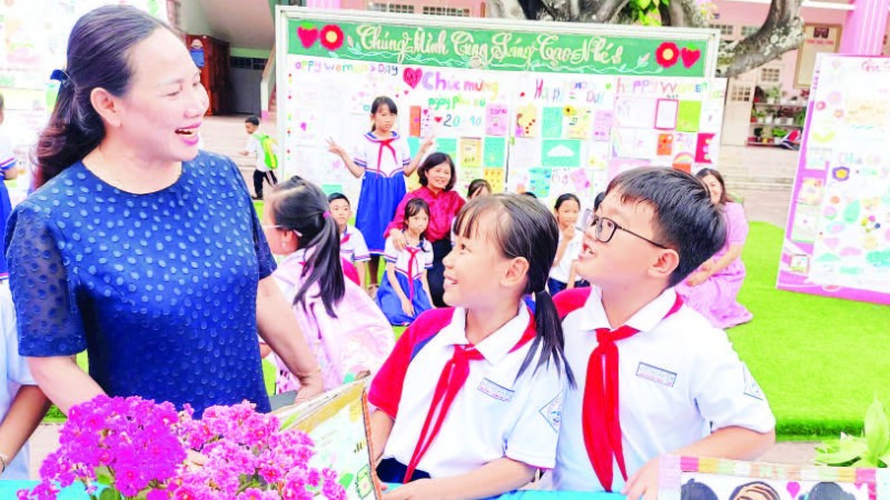 Hiệu trưởng Trường tiểu học Thực hành sư phạm Ngụy Như Kon Tum Lê Thị Hồng Liên với các học sinh trong tiết học ngoại khóa.