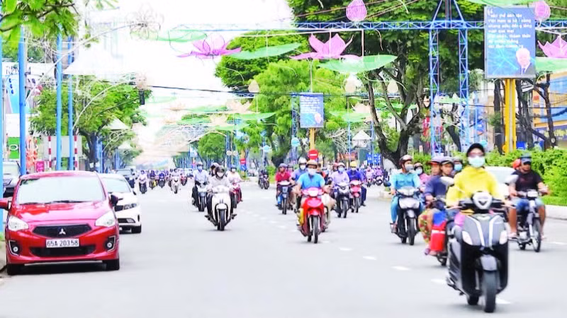 Người dân tham gia giao thông trên đại lộ Hòa Bình, thành phố Cần Thơ.
