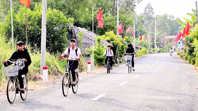 Người dân xã Vĩnh Viễn treo cờ chào mừng Đại hội Đảng bộ xã nhiệm kỳ 2025-2030.