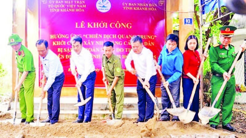 Lễ khởi công xây dựng nhà tặng các hộ dân bị thiệt hại nặng do thiên tai. (Ảnh VŨ TÂN)