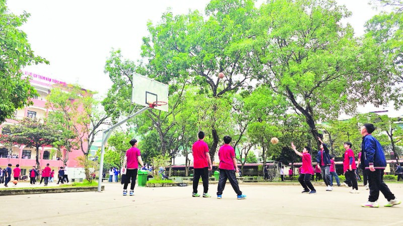 Học sinh Trường trung học cơ sở Trần Mai Ninh trong giờ ra chơi.