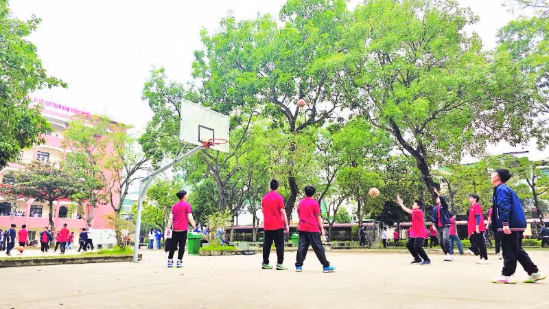 Học sinh Trường trung học cơ sở Trần Mai Ninh trong giờ ra chơi.