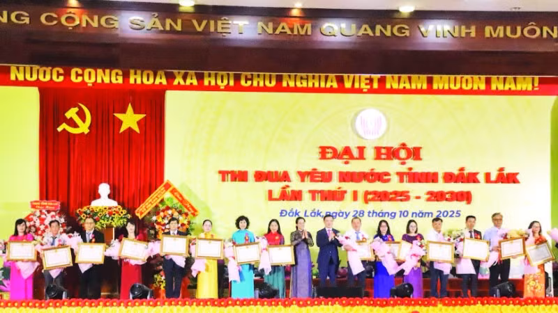 Thừa ủy quyền của Chủ tịch nước, lãnh đạo tỉnh Đắk Lắk trao tặng Huân chương Lao động hạng ba cho 17 cá nhân có nhiều thành tích xuất sắc trong phong trào thi đua yêu nước giai đoạn 2020-2025.