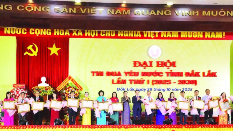 Thừa ủy quyền của Chủ tịch nước, lãnh đạo tỉnh Đắk Lắk trao tặng Huân chương Lao động hạng ba cho 17 cá nhân có nhiều thành tích xuất sắc trong phong trào thi đua yêu nước giai đoạn 2020-2025.