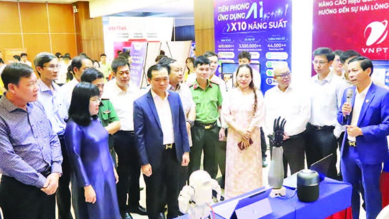 Gian trưng bày khoa học-công nghệ và đổi mới sáng tạo của các doanh nghiệp tại Ngày Chuyển đổi số tỉnh Đắk Lắk năm 2025. (Ảnh NGUYỄN CÔNG LÝ)