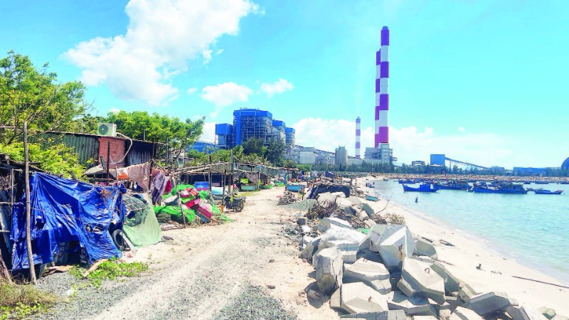 Những hộ dân sinh sống gần Trung tâm Điện lực Vĩnh Tân bị ảnh hưởng tiếng ồn, ô nhiễm bụi than.