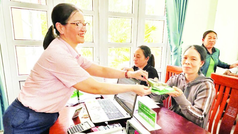 Nhân viên tín dụng Ngân hàng Chính sách xã hội Ninh Phước (Khánh Hòa) giải ngân vốn vay cho người dân đầu tư phát triển kinh tế hộ gia đình.