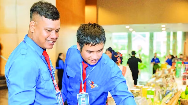 Gian hàng trưng bày và giới thiệu sản phẩm nông sản sạch từ phong trào thanh niên Gia Lai khởi nghiệp.