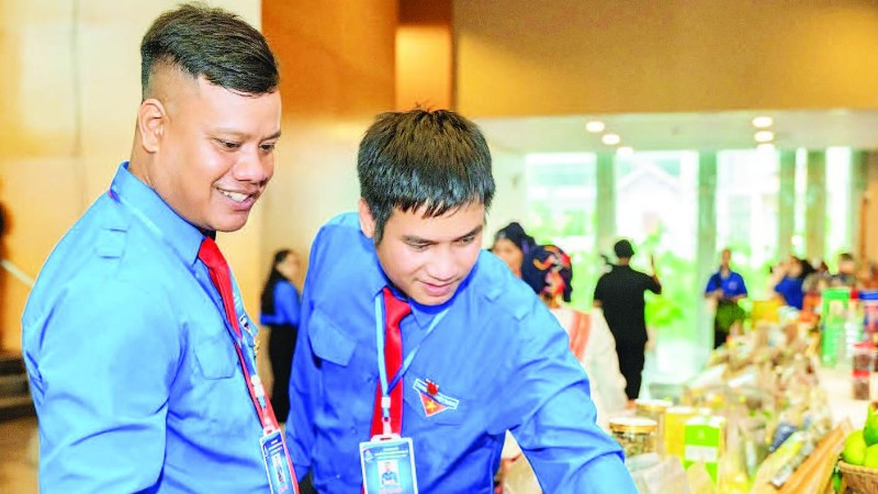 Gian hàng trưng bày và giới thiệu sản phẩm nông sản sạch từ phong trào thanh niên Gia Lai khởi nghiệp.