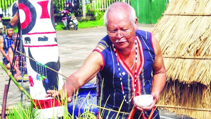 Già làng thực hiện nghi thức mời Yàng về dự lễ hội.