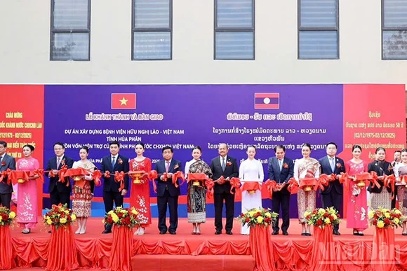 Các đại biểu cắt băng khánh thành công trình Bệnh viện Hữu Nghị Lào-Việt Nam tỉnh Houaphanh. (Ảnh: DUY TOÀN)