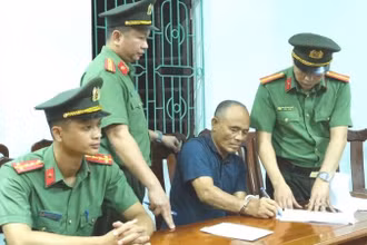 Tống đạt quyết định khởi tố bị can Phạm Viết Công.