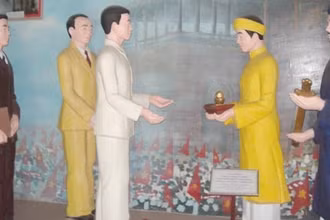 Tranh tái hiện hình ảnh thoái vị của vua Bảo Đại. (Ảnh: baothuathienhue.vn)