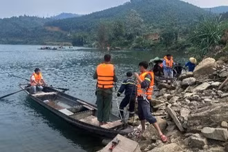 Lực lượng chức năng tổ chức tìm kiếm 2 nạn nhân mất tích trong vụ lật thuyền tại lòng hồ thủy điện Chiêm Hóa.