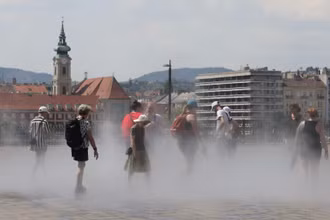 Phun hơi sương để giảm nhiệt trên đường phố tại Budapest, Hungary, ngày 11/7/2024. (Ảnh: THX/TTXVN)