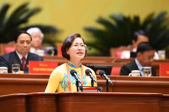 Đồng chí Trần Thị Thanh Thủy, Ủy viên Ban Thường vụ Tỉnh ủy, Bí thư Đảng ủy, Chủ tịch Hội đồng nhân dân phường Mỹ Hào, tỉnh Hưng Yên, tham luận về vấn đề “Chuyển đổi số ở phường trong điều kiện thực hiện mô hình chính quyền địa phương 2 cấp - Thực tiễn và quyết tâm hành động của phường Mỹ Hào, tỉnh Hưng Yên”.