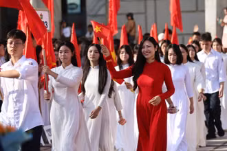Học sinh THPT rạng ngời trong ngày khai giảng.