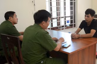 Cơ quan công an lấy lời khai đối tượng Nguyễn Khắc Nhật. (Ảnh: CANA)