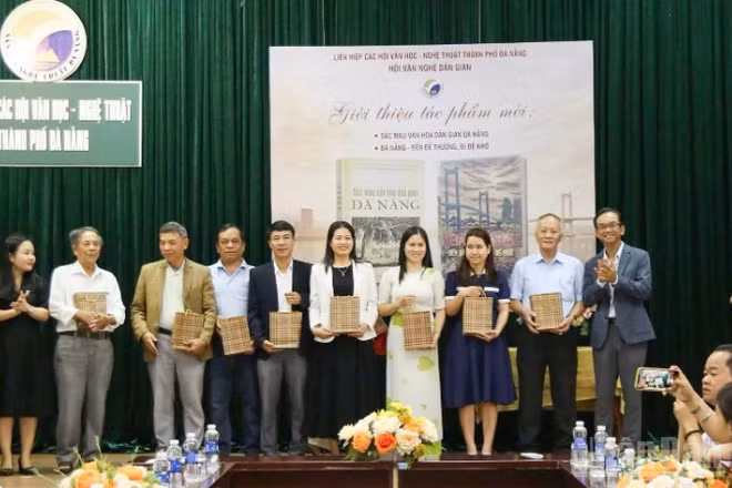 Trao tặng ấn phẩm đến các đại biểu tại lễ ra mắt.