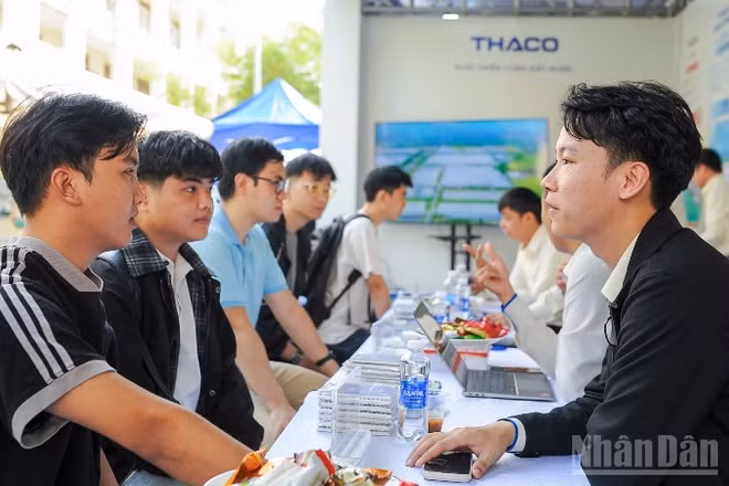 Sinh viên Trường đại học Bách khoa, Đại học Đà Nẵng tìm hiểu doanh nghiệp tại Ngày hội việc làm Bách khoa - DUT Job Fair2026.