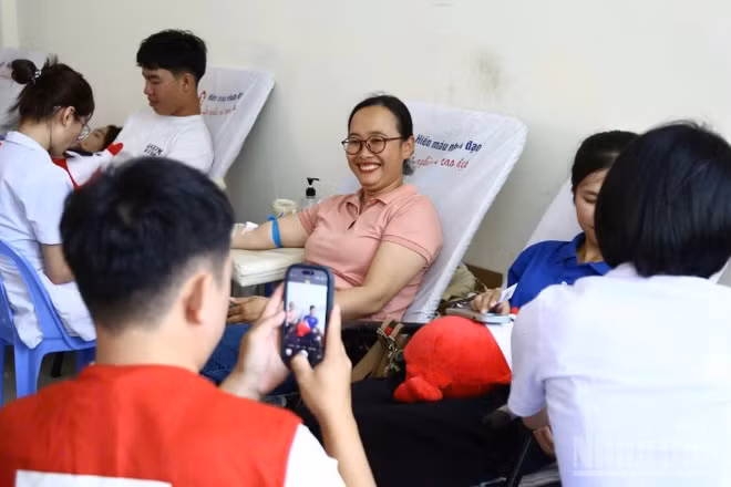 Tình nguyện viên tham gia hiến máu tình nguyện với tinh thần sẻ chia vì cộng đồng.