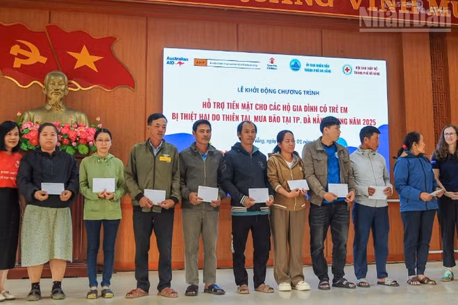 Đại diện các tổ chức trao tiền hỗ trợ cho các hộ gia đình có trẻ em trên địa bàn xã Duy Nghĩa chịu ảnh hưởng nặng nề bởi thiên tai trong năm 2025.