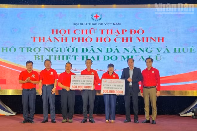 Hội Chữ thập đỏ Thành phố Hồ Chí Minh trao hỗ trợ người dân Đà Nẵng và Huế bị thiệt hại do mưa lũ.