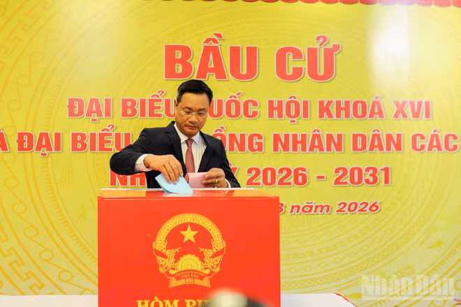 Bí thư Thành ủy Đà Nẵng Lê Ngọc Quang bỏ phiếu bầu cử.