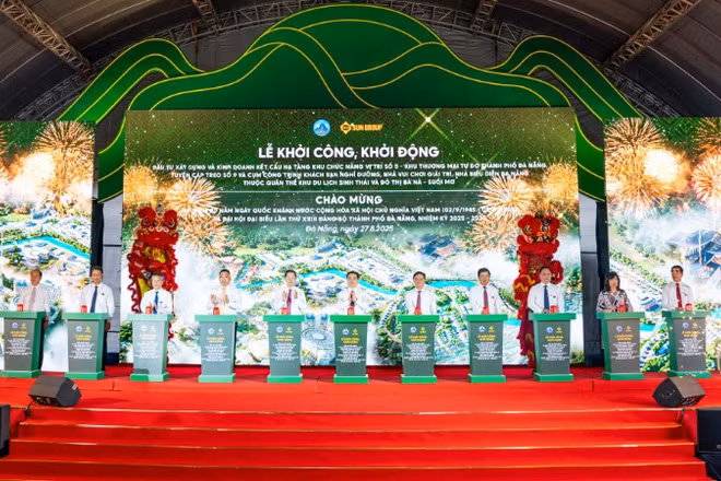 Các đại biểu thực hiện nghi thức khởi công dự án.