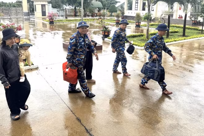 Cán bộ, chiến sĩ Trạm ra-đa 540, Trung đoàn 351 (Vùng 3 Hải quân) tiếp nhận người dân đến trú bão.