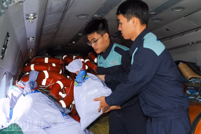 Cán bộ, chiến sĩ Sư đoàn Không quân 372 hiệp đồng chặt chẽ nhanh chóng vận chuyển hàng hóa cứu trợ lên trực thăng.
