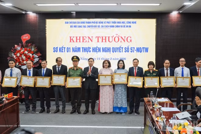 Chủ tịch Ủy ban nhân dân thành phố Đà Nẵng Phạm Đức Ấn tặng bằng khen cho các tập thể và cá nhân trong triển khai Nghị quyết số 57-NQ/TW.