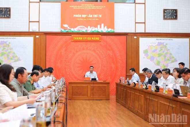 Quang cảnh phiên họp lần thứ tư Ban Chỉ đạo bầu cử thành phố.