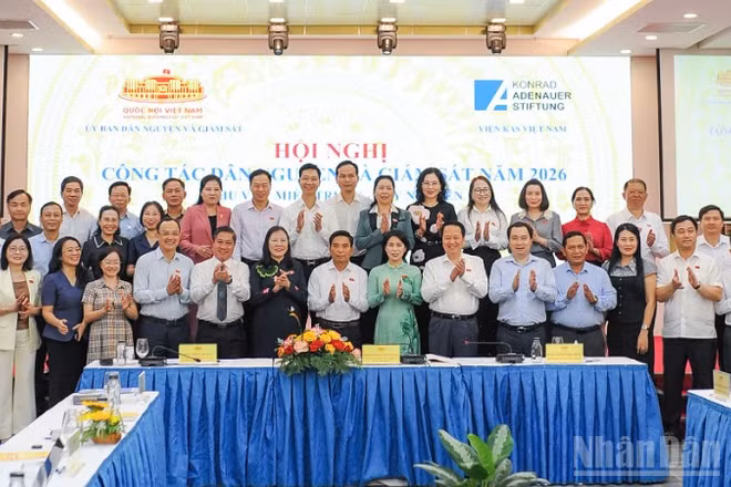 Phó Chủ tịch Quốc hội Nguyễn Doãn Anh cùng các đại biểu tại hội nghị.