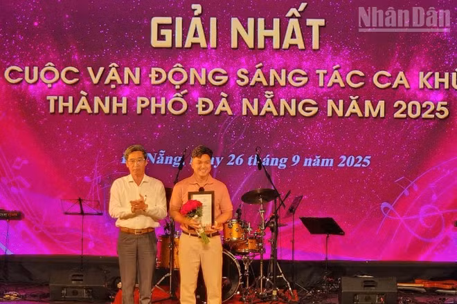 Phó Chủ tịch Ủy ban nhân dân thành phố Đà Nẵng Trần Chí Cường trao Giải Nhất cho tác giả Nguyễn Phước Vũ Bảo.