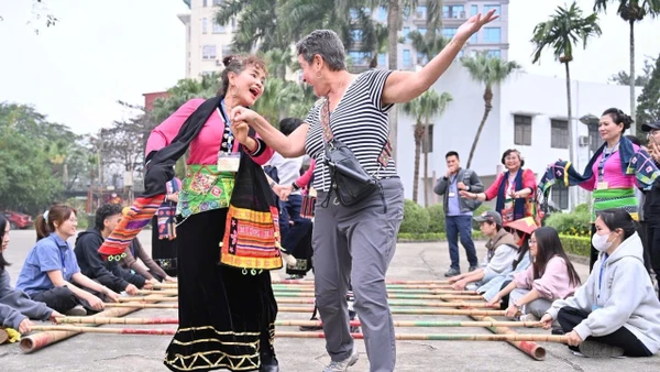 Du khách quốc tế trải nghiệm múa sạp tại Bảo tàng Dân tộc học Việt Nam, tháng 2/2026. (Nguồn VME)
