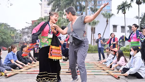 Du khách quốc tế trải nghiệm múa sạp tại Bảo tàng Dân tộc học Việt Nam, tháng 2/2026. (Nguồn VME)
