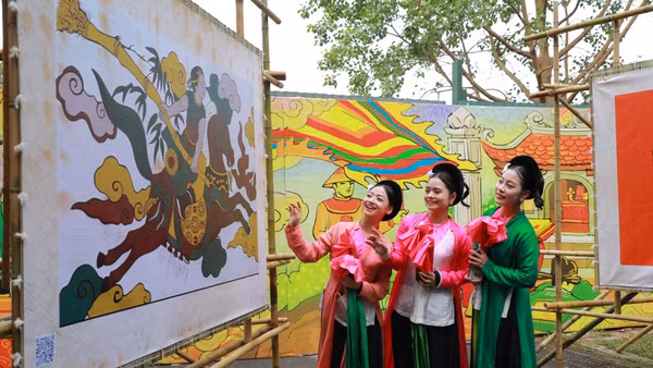 Không gian đậm sắc màu văn hóa truyền thống tại Đường hoa Tết lần đầu tổ chức trong Hoàng thành Thăng Long. Ảnh: Khánh Hòa