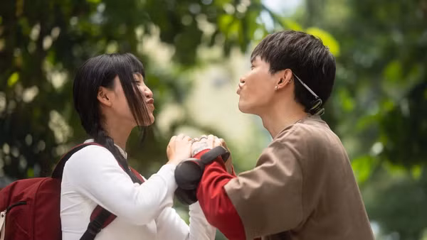 Cảnh trong Nhà ba tôi một phòng, phim đứng vị trí số hai về doanh thu trong mùa phim Tết 2026.