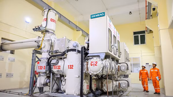 Công nhân EVNHANOI kiểm tra vận hành Hệ thống thiết bị đóng cắt hợp bộ tại trạm biến áp. Ảnh: Thành Đạt