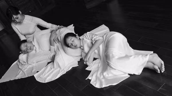 Bức ảnh về ca sĩ Trang Nhung-một nhân vật trong sách "Huyền thoại áo dài Việt Nam" cùng hai con gái của chị. Ảnh: Đỗ Lan Hương