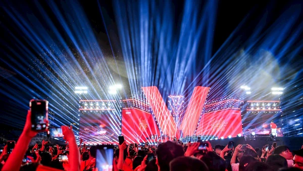 Với chuỗi hoạt động: Đêm diễn tại sân vận động Mỹ Đình, phát hành "Tổ quốc trong tim: The concert film" tại các rạp chiếu và đưa bộ phim đến nhiều trường đại học trên toàn quốc, Chương trình nghệ thuật chính luận đặc biệt "Tổ quốc trong tim" do Báo Nhân Dân phối hợp Thành phố Hà Nội tổ chức đã tạo nên một hiện tượng văn hóa-nghệ thuật đặc biệt. Ảnh: Thành Đạt